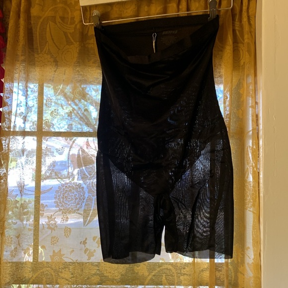 🖤 SKIMS BARELY THERE high waisted mid thigh short- NEW- Onyx/ Black color - Picture 5 of 11